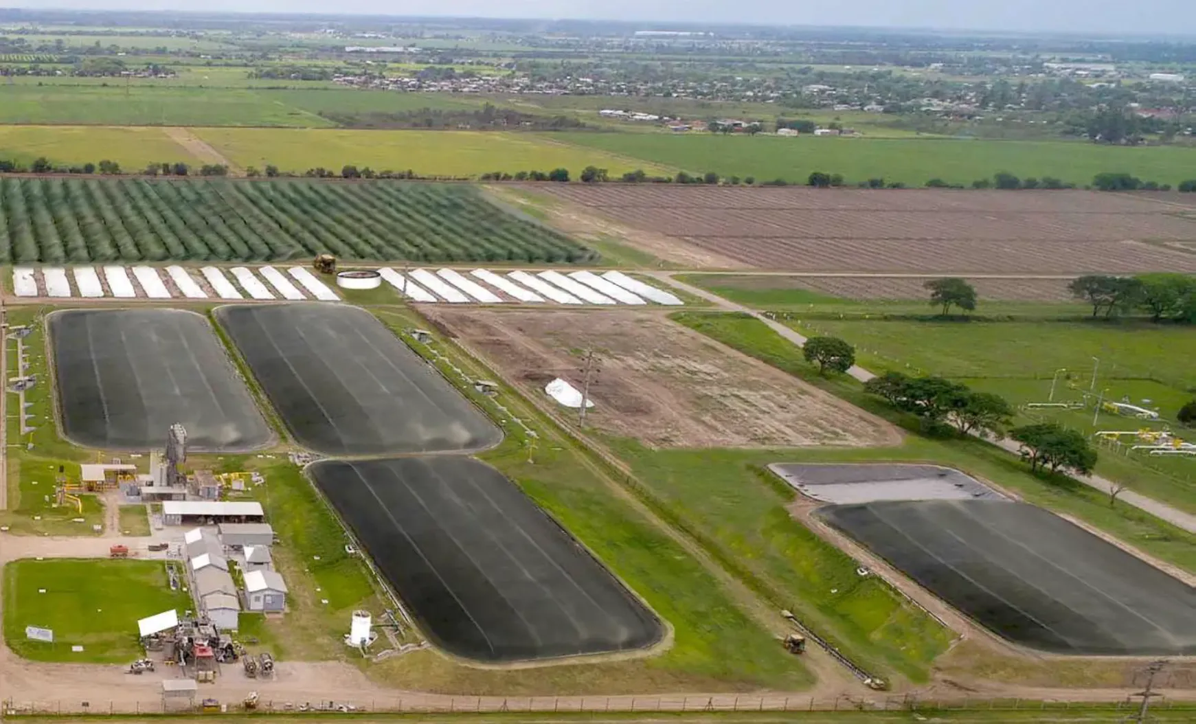 Planta de biodigestión BIOTEC — vista aérea de reactores anaerobios